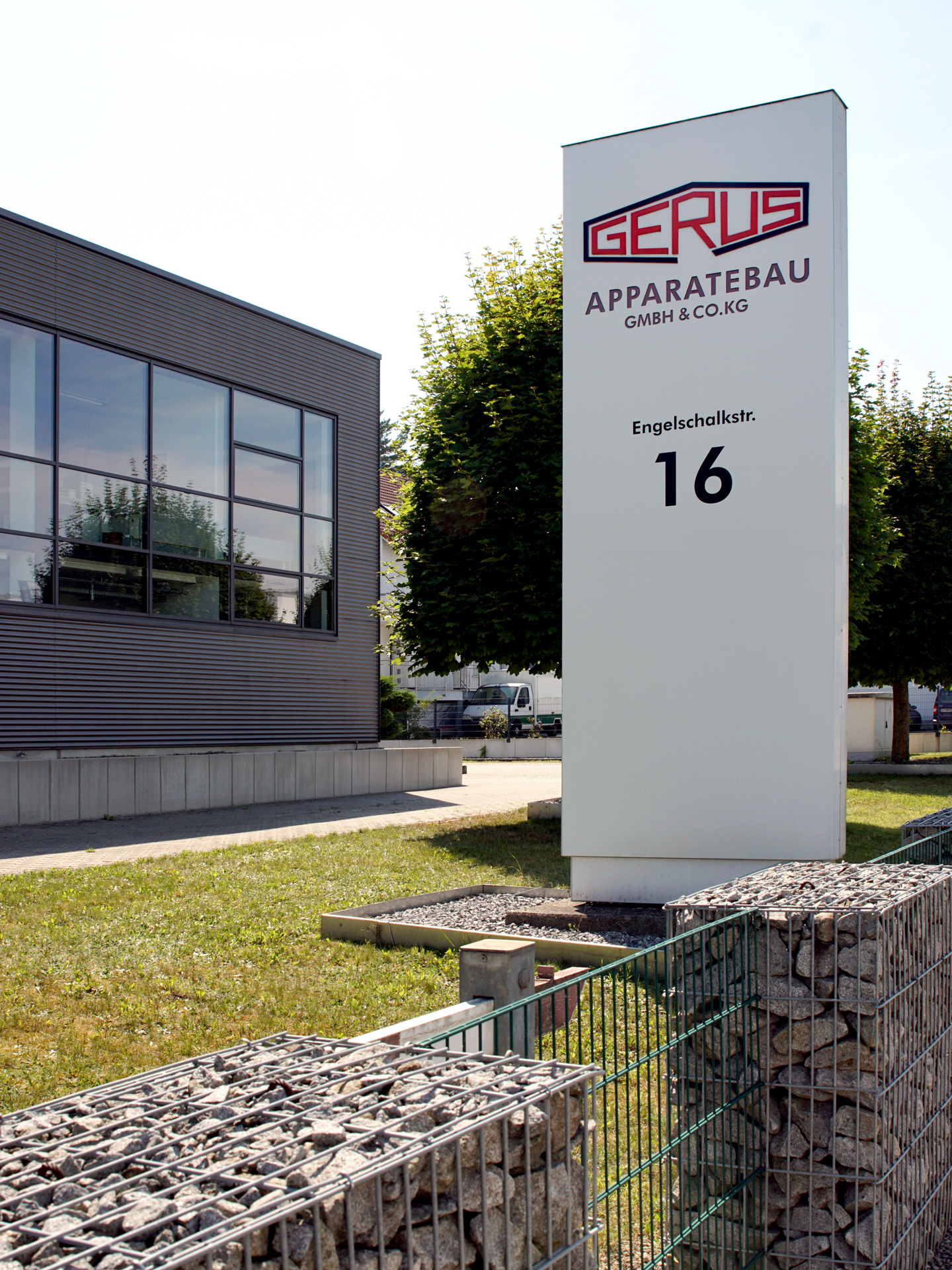 Gerus Firmengebäude, Blick auf das Firmenschild mit Logo und Adresse